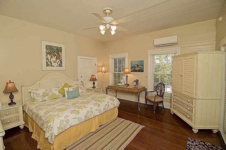 Room 33 of 171