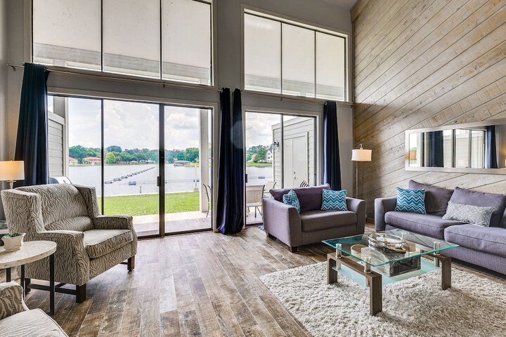 Beautiful Waterfront Condo on Lake Conroe w / Dock