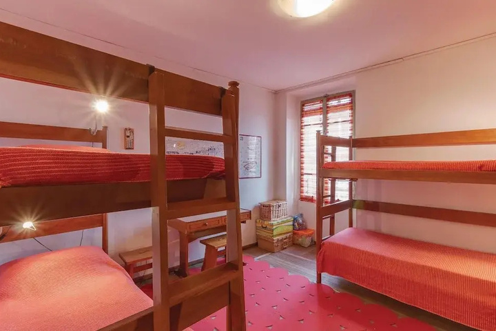 Room 4 of 9