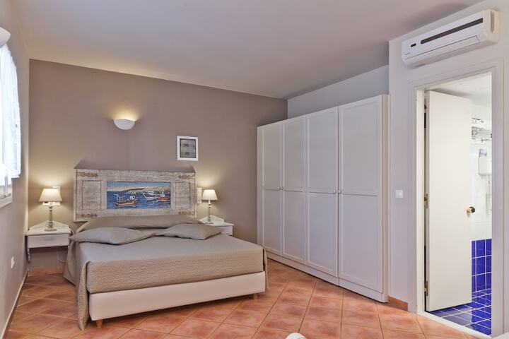 Room 12 of 108