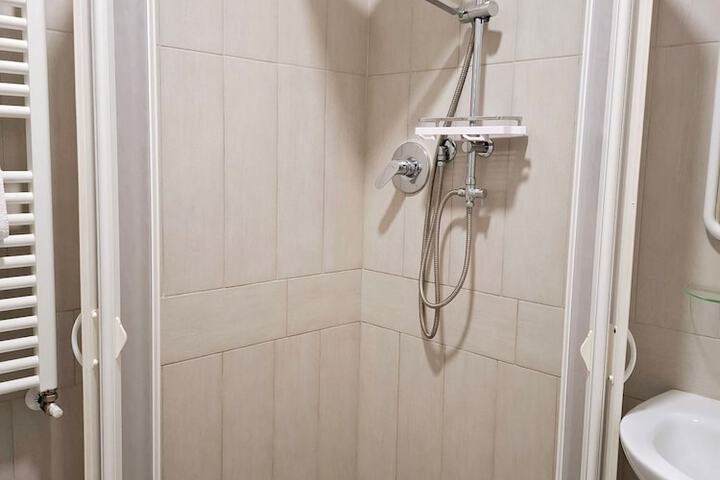 Room 17 of 28