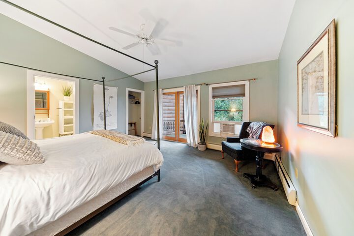 Room 33 of 79