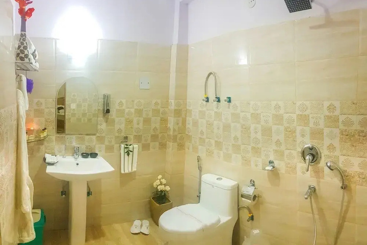 Room 8 of 16