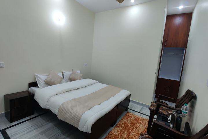 Room 2 of 20