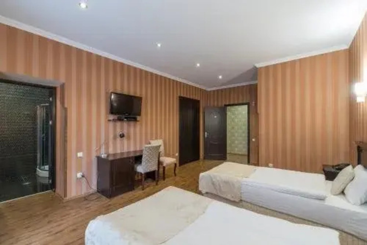 Room 4 of 13