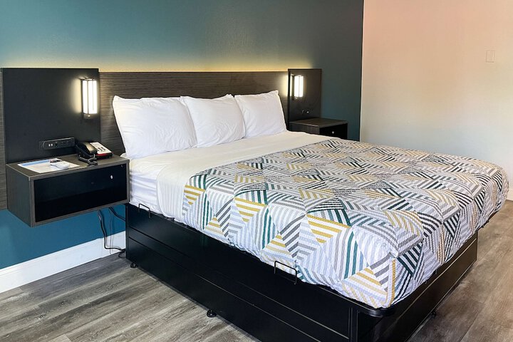 1 King Bed (12 of 15)