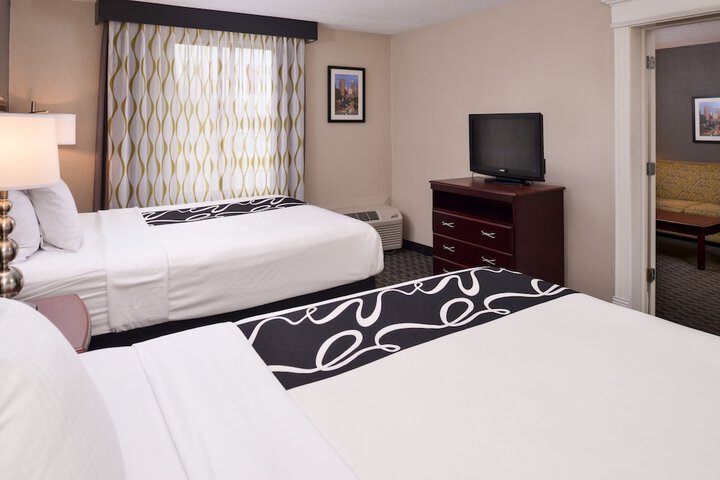 2 Queen Beds Mobility Accessible (9 of 16)