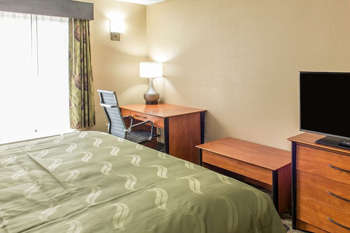 1 King Bed (5 of 15)