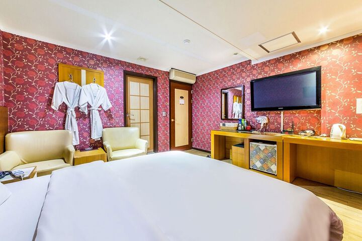 Room 27 of 38