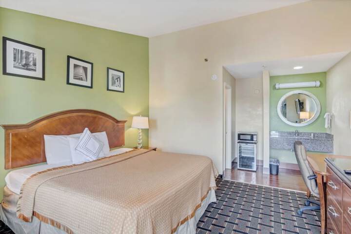 1 King Bed (6 of 7)