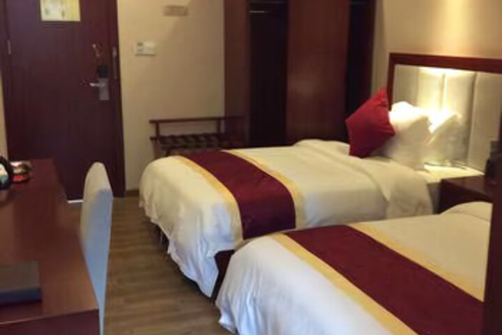 Room 5 of 9