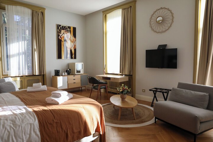 Room 32 of 60