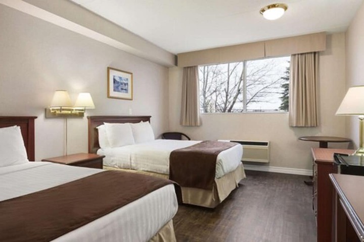 2 Double Beds (3 of 4)