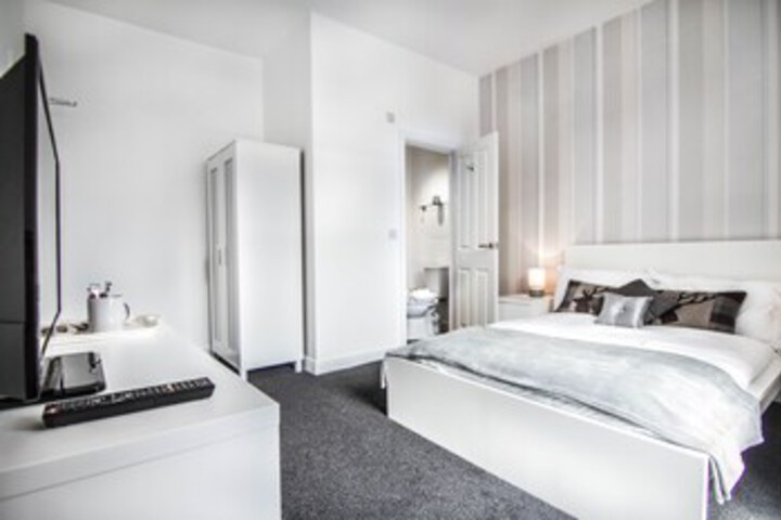 Room 6 of 16