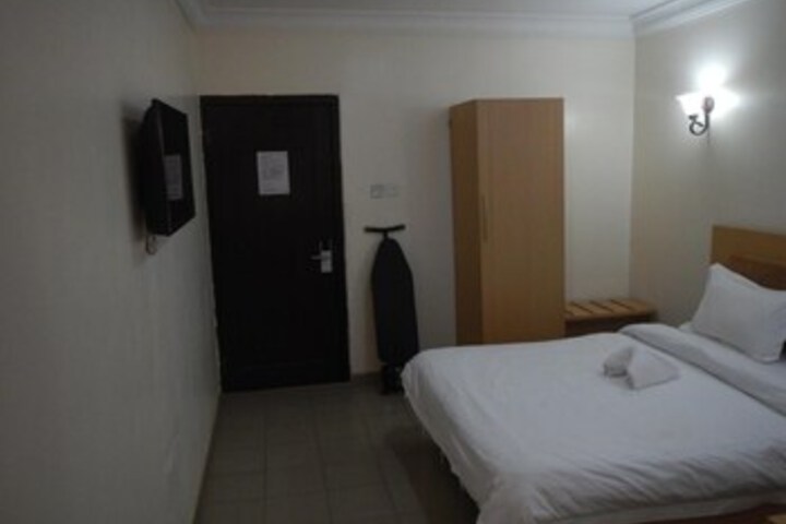 Room 28 of 34