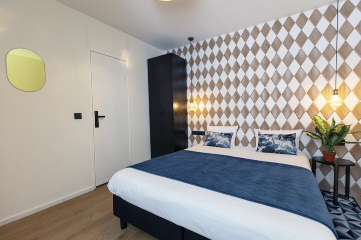 Room 12 of 100