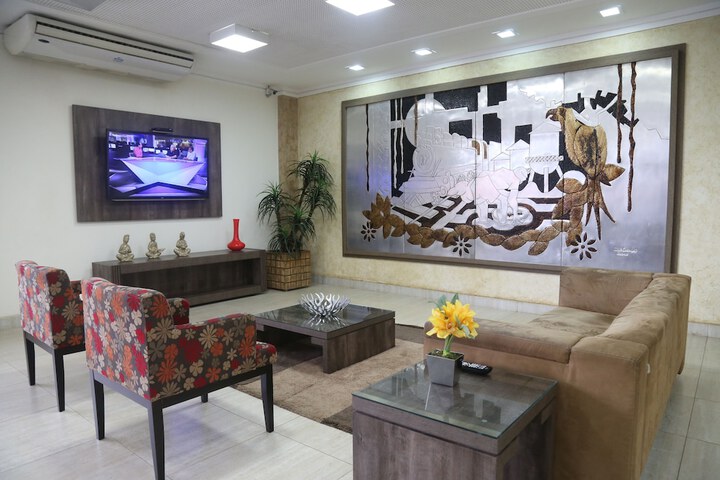 Lobby lounge
