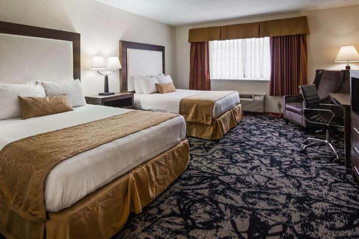 2 Queen Beds Microwave and Refrigerator WiFi Full Breakfast (5 of 6)