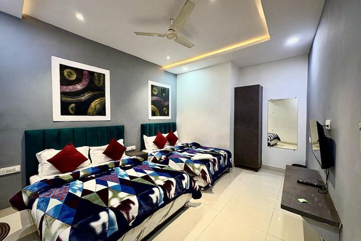 Room 6 of 12
