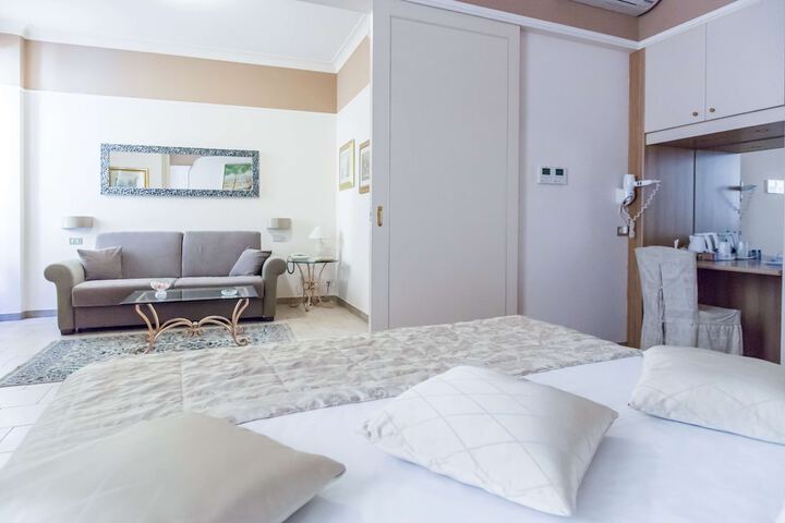 Room 13 of 28