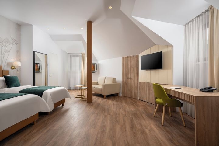 Room 11 of 30