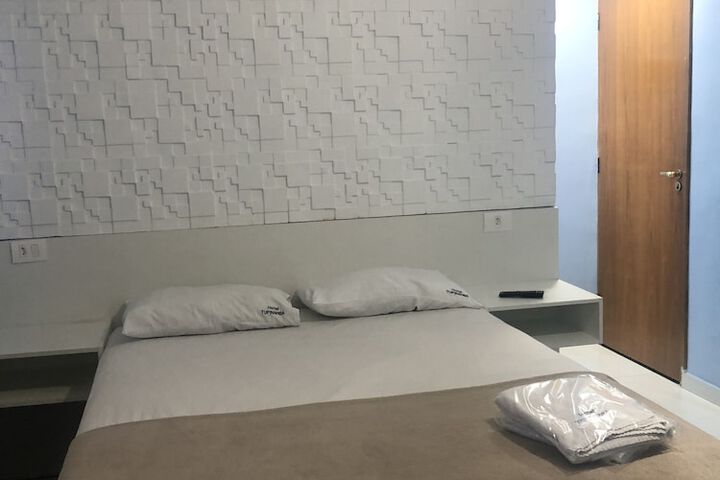 Room 4 of 7