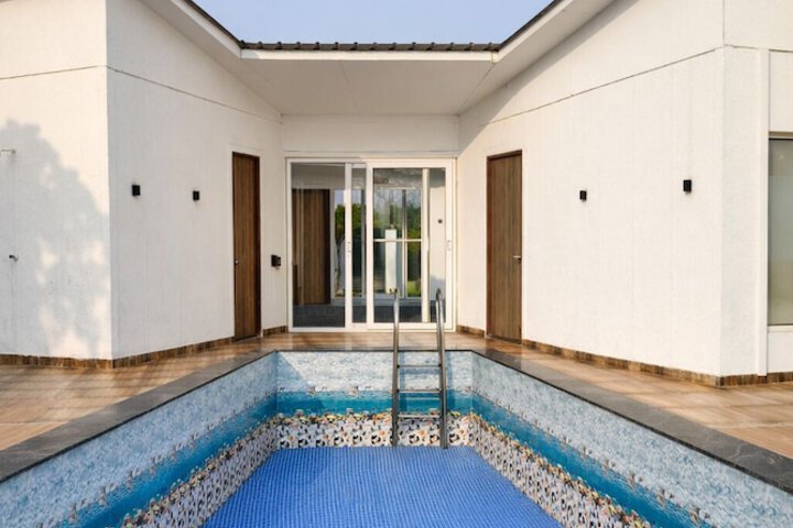 Pool 24 of 34