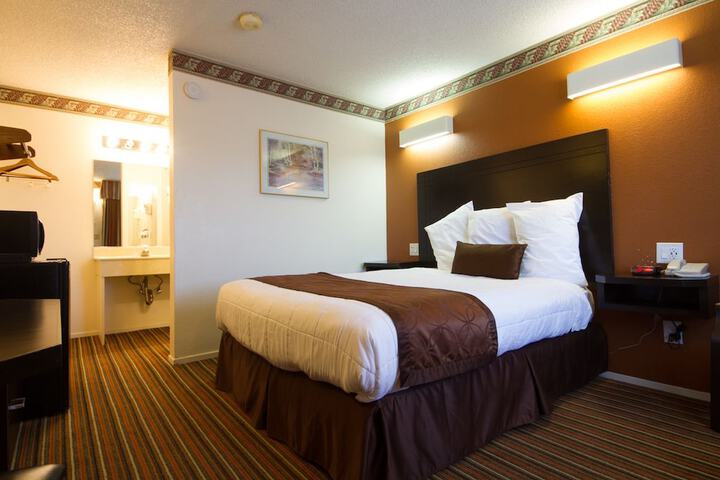 1 Queen Bed (13 of 14)