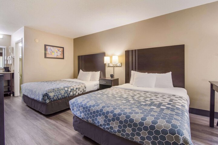 1 Queen Bed (4 of 15)
