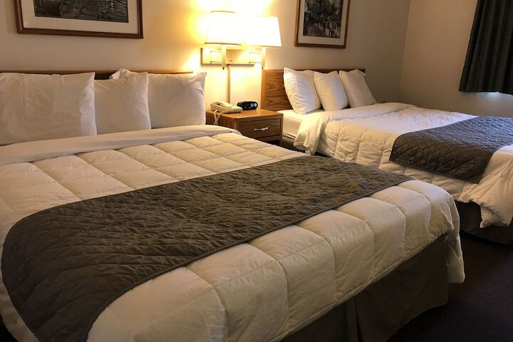 1 Queen Bed (5 of 5)