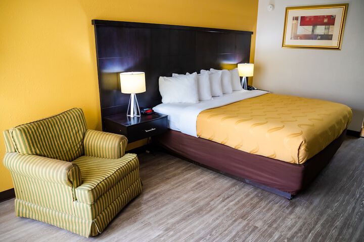 1 King Bed (5 of 31)