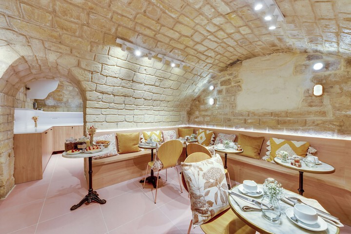 Dining 46 of 47
