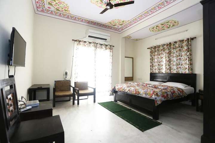 Room 8 of 19
