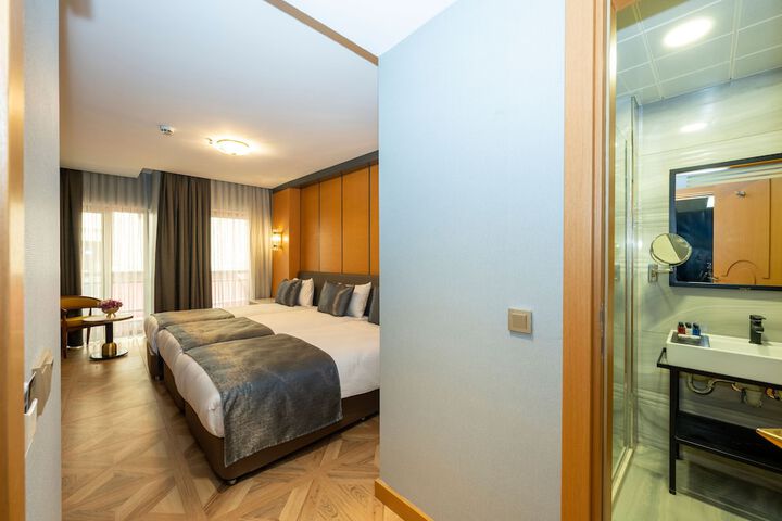 Room 42 of 144