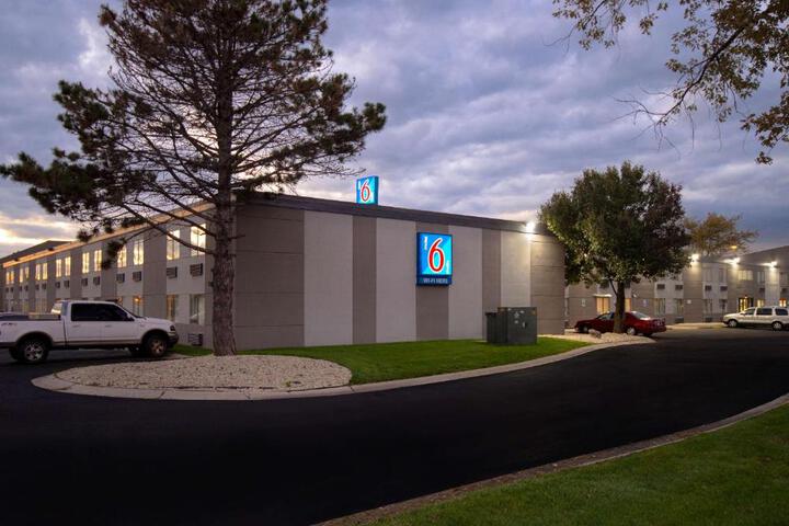 Exterior of Studio 6 Merrillville IN