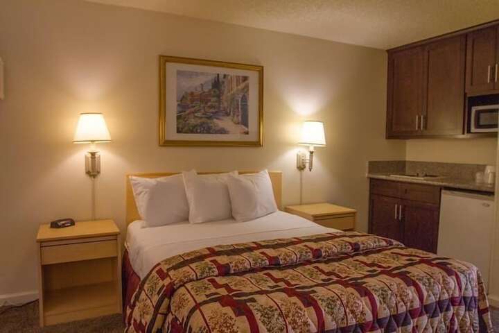 1 Queen Bed (10 of 18)