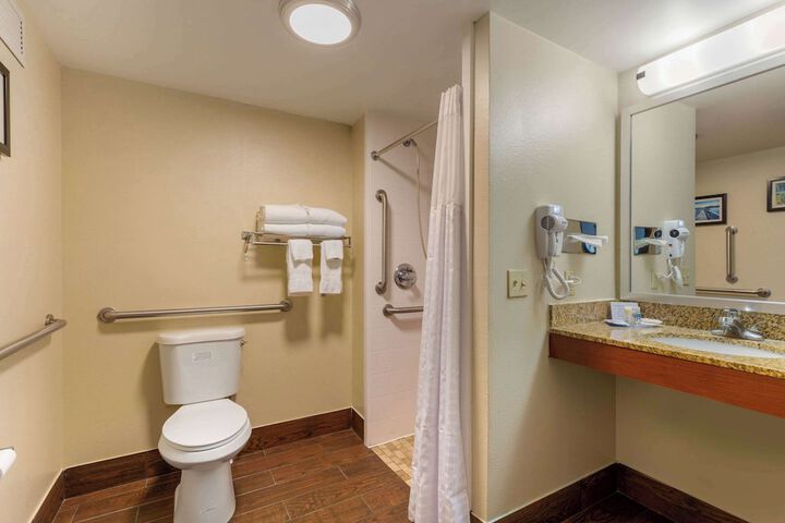 2 Queen Beds Accessible (4 of 17)