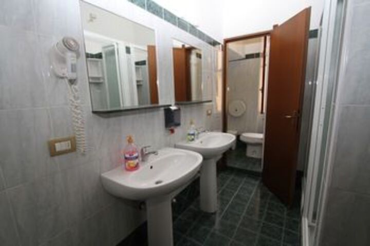 Room 8 of 40