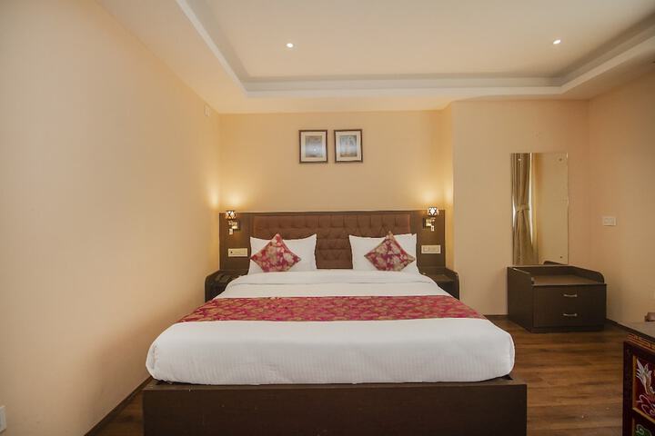 Room 6 of 16
