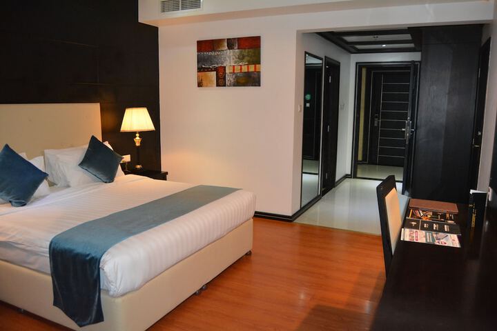 Room 33 of 62