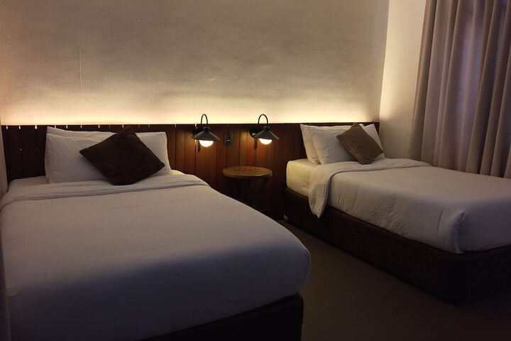 Room 5 of 104