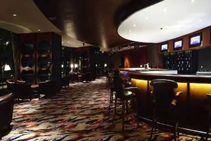 Lounge 15 of 18