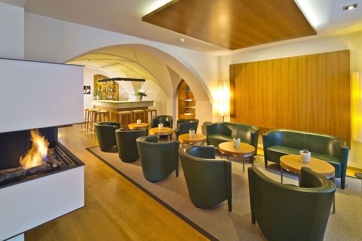 Lounge 50 of 57