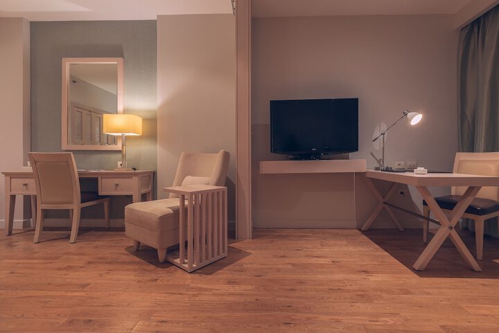 Room 9 of 90