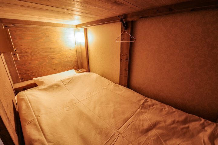 Room 13 of 16