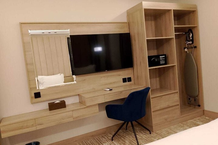 Room 12 of 23