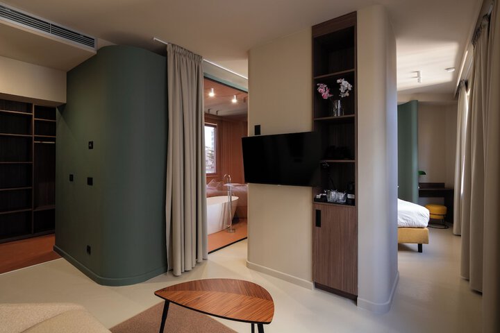 Room 83 of 133