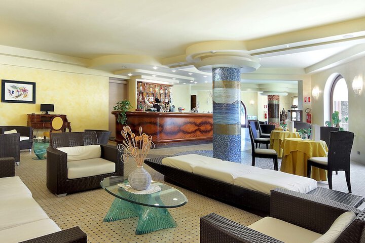Lounge 71 of 95