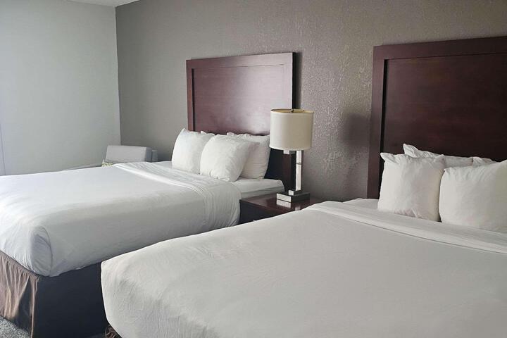 1 Queen Bed (10 of 10)
