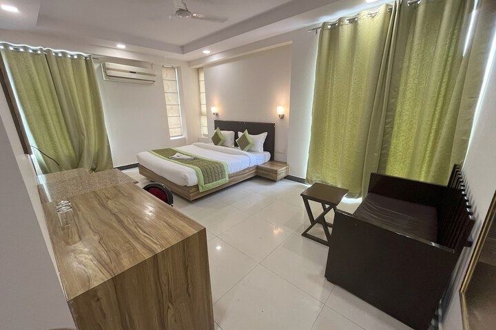 Room 8 of 18
